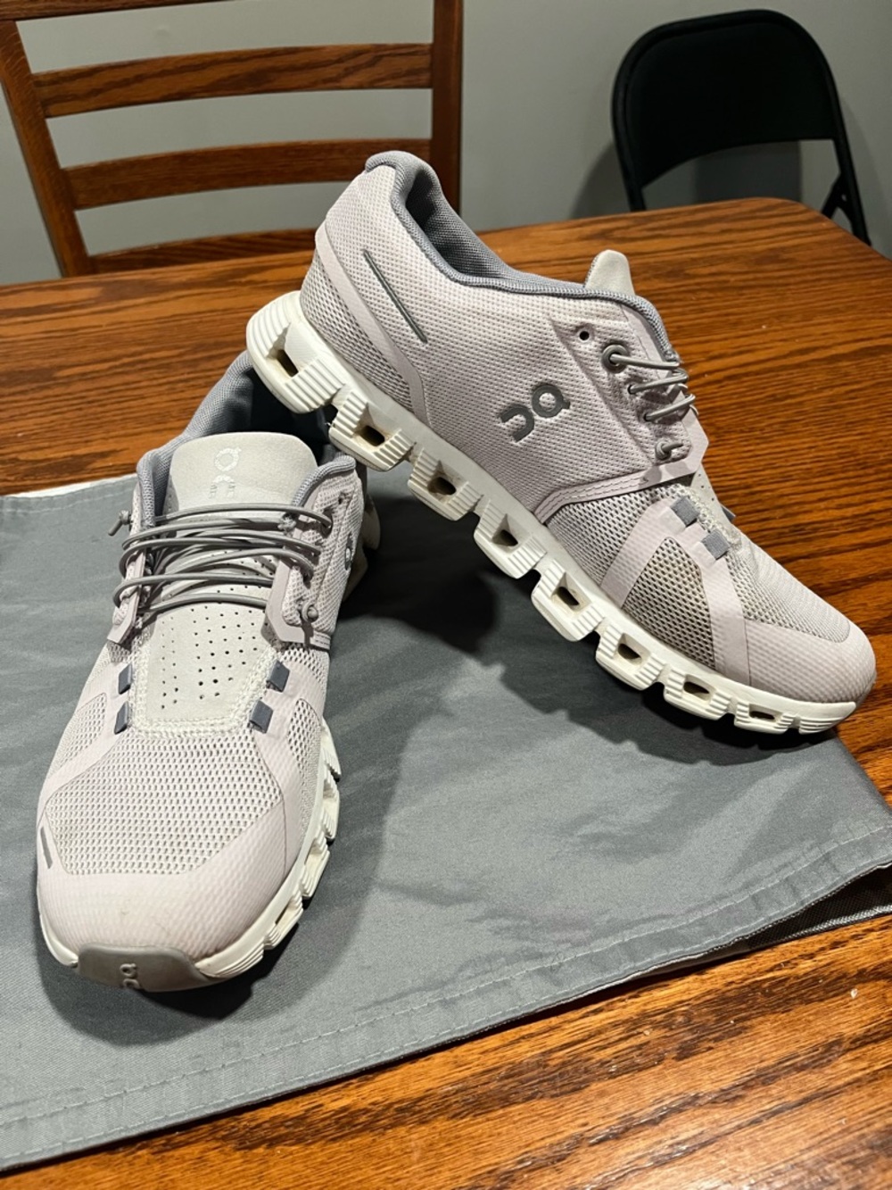 On Cloud 5 women’s running sneakers lily/frost size 9